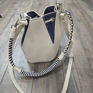 Ryzi Luna Bucket Bag White Leather Navy Geometric Braided Handle Brazil Modern